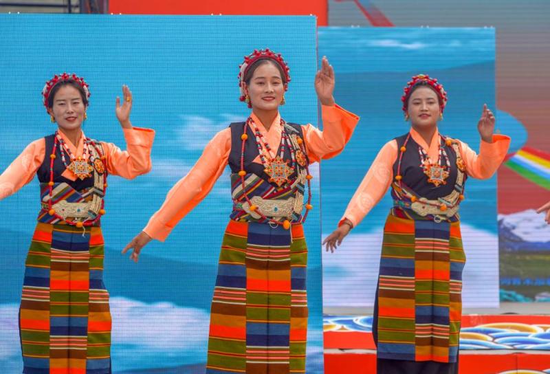 They danced on the plateau, Xinhua full media+| Shigatse, Xizang: tourists in the name of "harmony" | the masses | Shigatse, Xizang