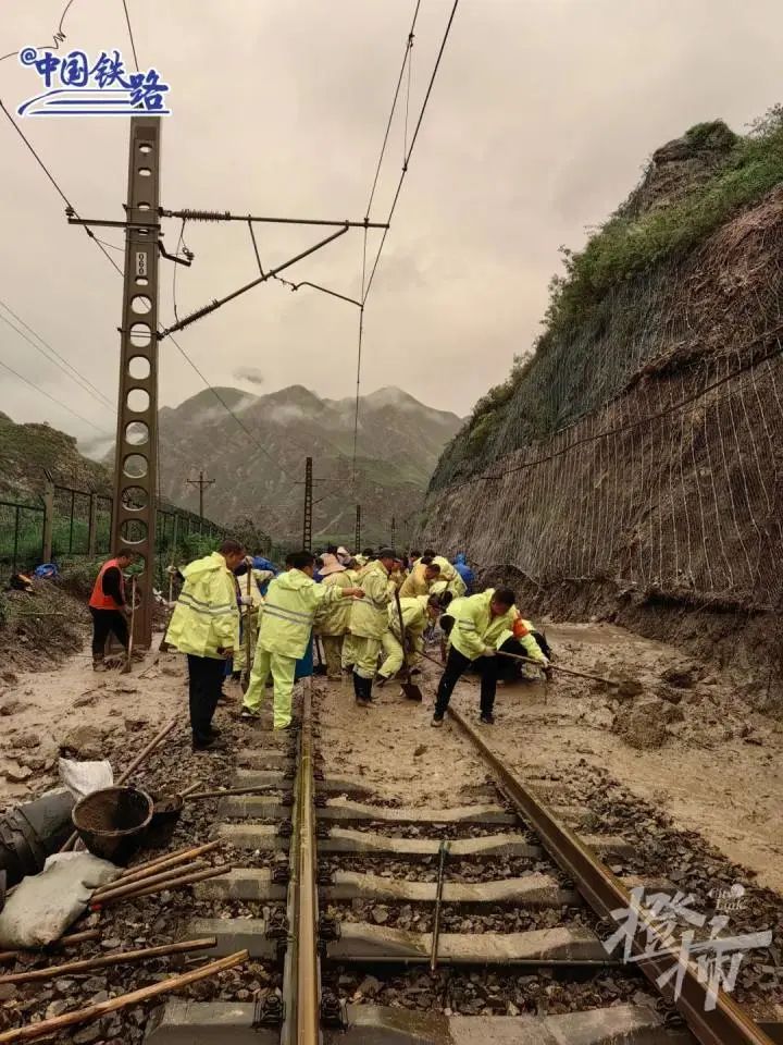 How is the stranded K1178 train doing? Why did the passenger not transfer? "Staying in the carriage temporarily may be the safest option". It's been almost two days, supplies | rescue | passengers