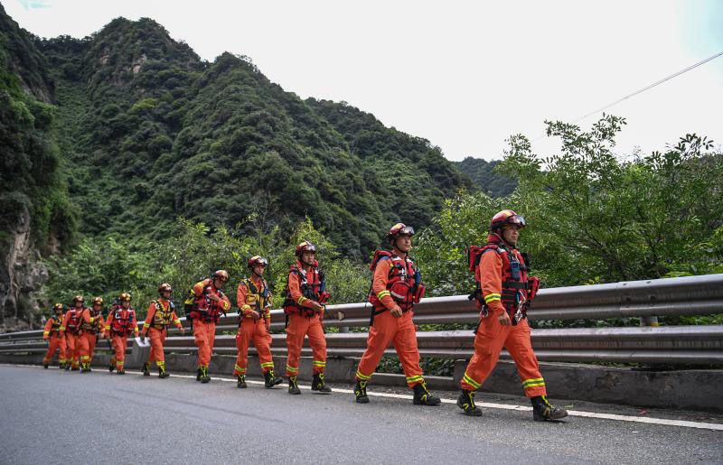 Xinhua All Media+| Rescuing and Striving for Time, Search and Rescue Continuously - The Rescue Site for Mountain Floods and Mudslides in Chang'an District, Xi'an City Directly Attacks Ziping Village | Street | Xinhua All Media+