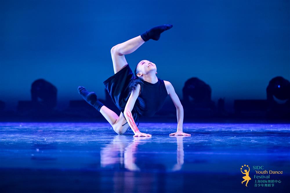 The young dancers stepped onto the big stage, and the Youth Dance Festival was held in Shanghai