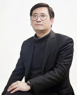 Guo Xiao'an, a news scholar born in the 1980s, serves as the Dean of the School of Journalism at Chongqing University. Communication Studies | School of Journalism | Academic | Journalism | Research | University | Chongqing | Xiao'an