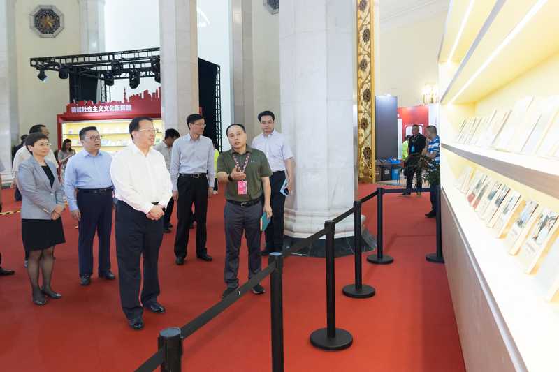 Gong Zheng is inspecting the Shanghai Book Fair to create a cultural platform that serves the whole country and likes the good reading habits of citizens. | Culture | Shanghai