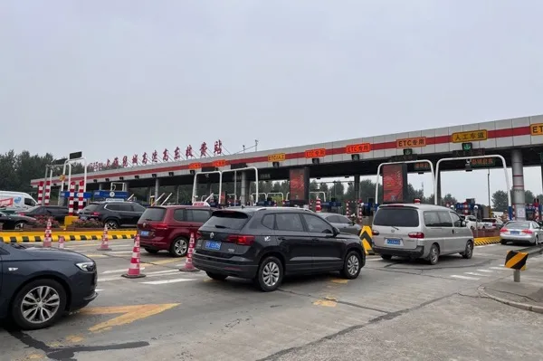 Shanghai's G1503 Gaodong toll gate has seen heavy traffic flowing out of the city! Drone patrols