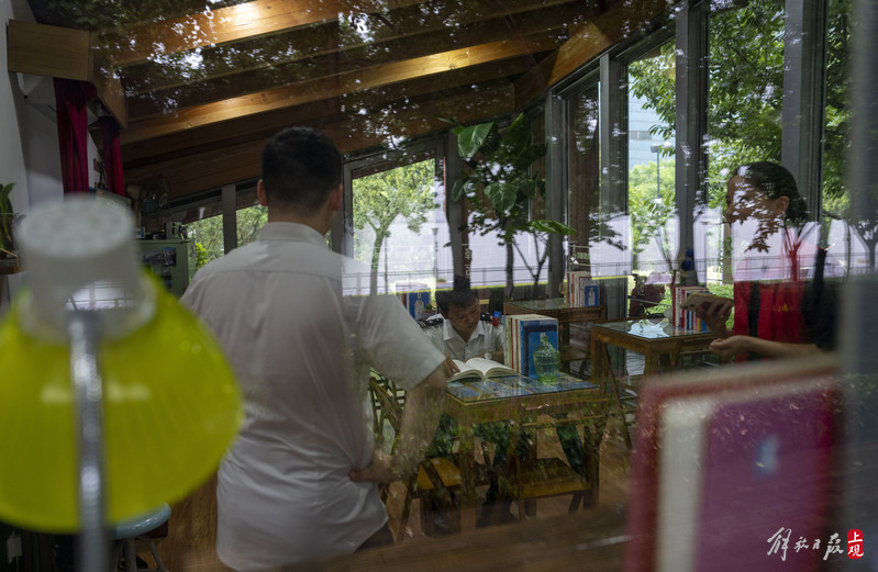 I have found him here who loves books, loves war history and martial arts novels. He is a reader | Wangjiangyi | Shanghai Book Fair