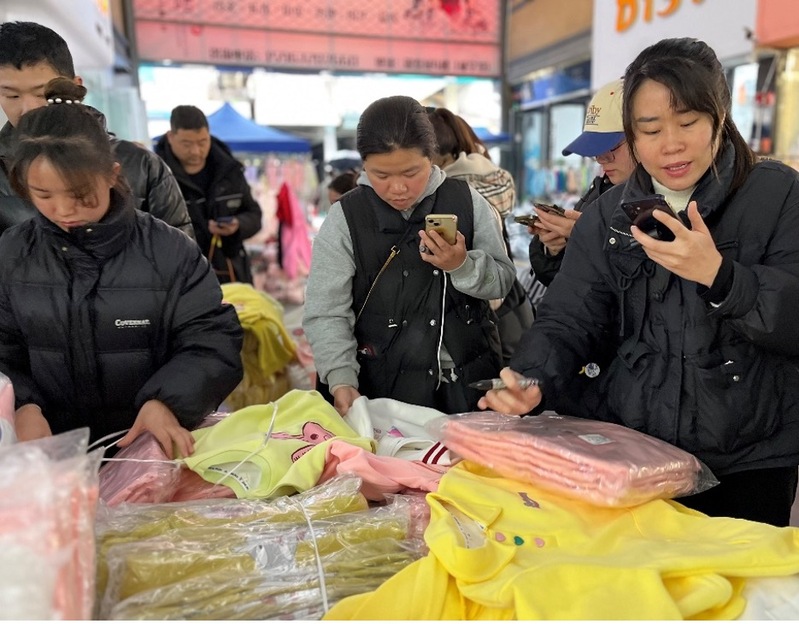 海外服装老板来中国“淘爆款”背后：中小商家何以撬动全球市场？出海|跨境|中国
