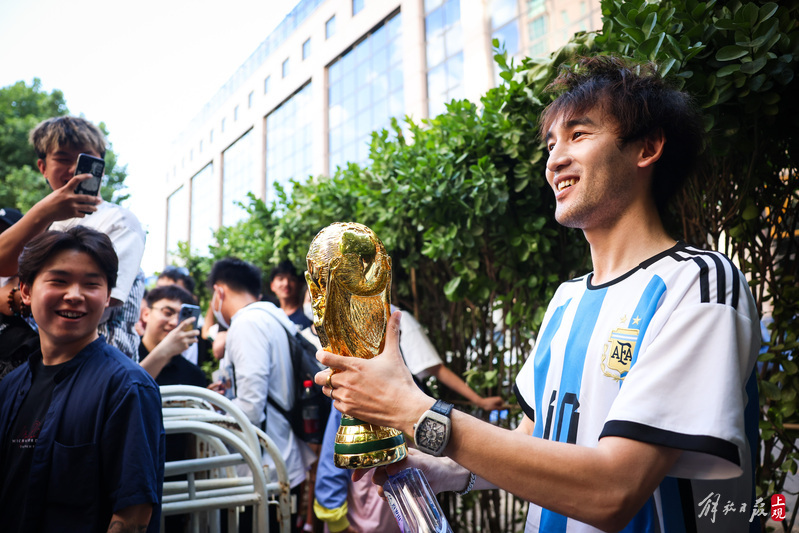 The fans stood at the hotel entrance for five or six hours, just to catch a glimpse of Messi. The fans gathered at the hotel