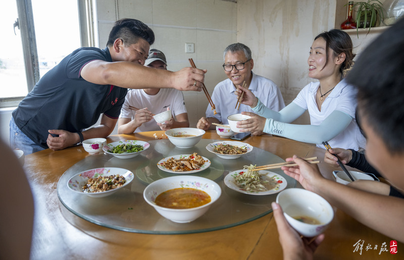 Chongming Zhuxin Town, a small technology academy, has achieved a close connection between "local professors" and "professors" in the career of raising crabs | local professors