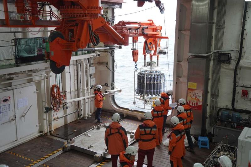 The 13th Chinese Arctic Scientific Expedition Team Crossing the Arctic Circle