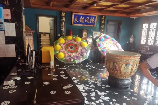 Just because of a complaint, a hotel in downtown Shanghai was maliciously turned into a "mourning hall" by a former employee