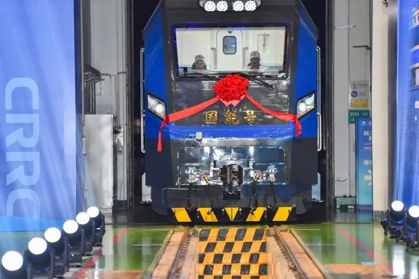 The world's first technology × 3! my country's first new intelligent heavy-duty electric locomotive rolls off the assembly line