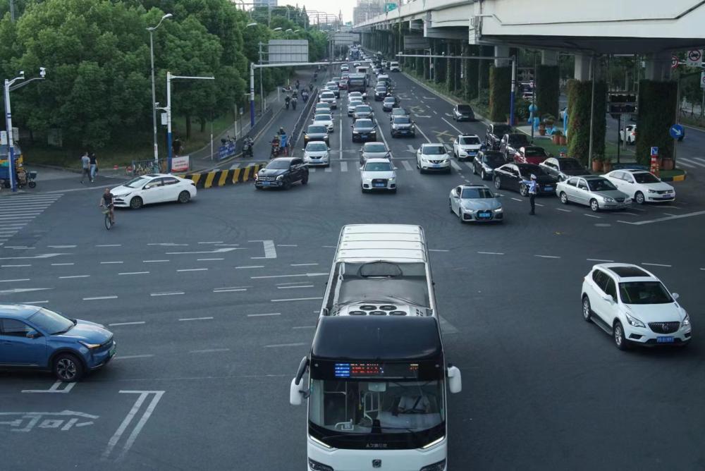 Bus lanes are relatively idle, on-site visits: Shanghai Tailu Baoyang Road is congested during morning and evening rush hours, while the peak hours | society | bus lanes