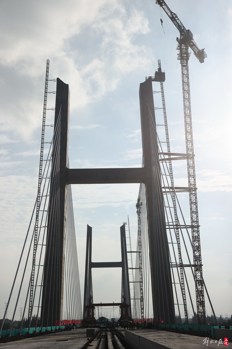 The successful closure of the Shanghai Xietang cable-stayed bridge on the Shanghai Suzhou Lake high-speed railway marks the first parallel bridge between the high-speed railway and the fourth line railway in China