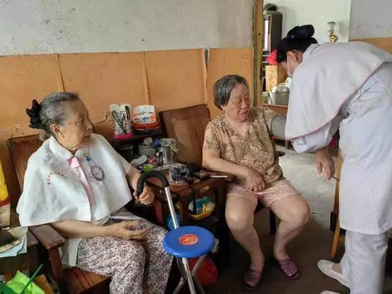 Congratulations on receiving this international honor! 94 Year Old Chinese Nurse Award | Zhang Jinyuan | International