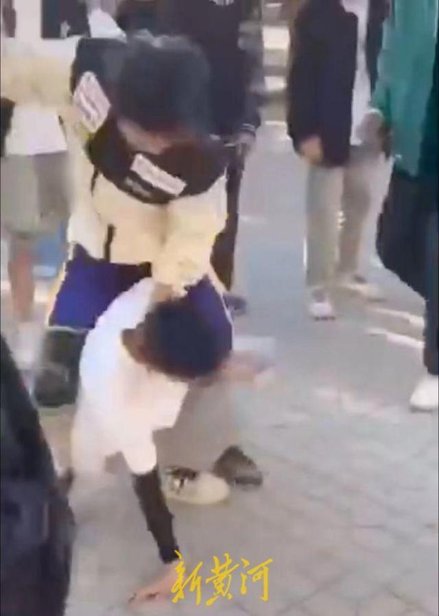 The local education bureau responded by exposing on the internet that several high school students in Kelan County, Shanxi Province were surrounding and assaulting a male student