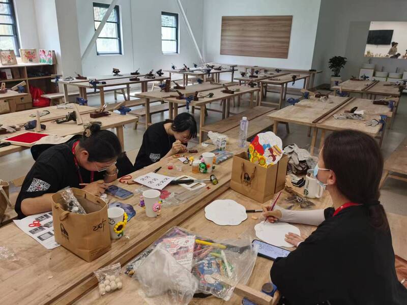 老旧厂区转型文创产业园,木雕、陶艺、艺术展…上海最早的私营经济小区地块上蚂蟥泾|记者|小区