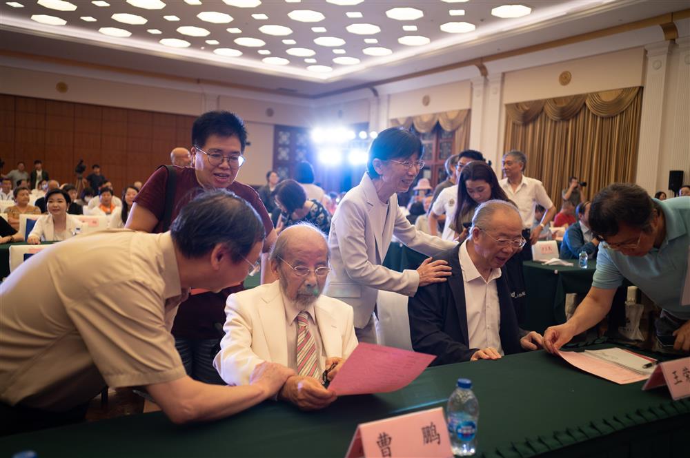 98 year old conductor Cao Peng signs for readers in a wheelchair, planning for the Shanghai Book Fair on-site | Shen Guang | Book Fair
