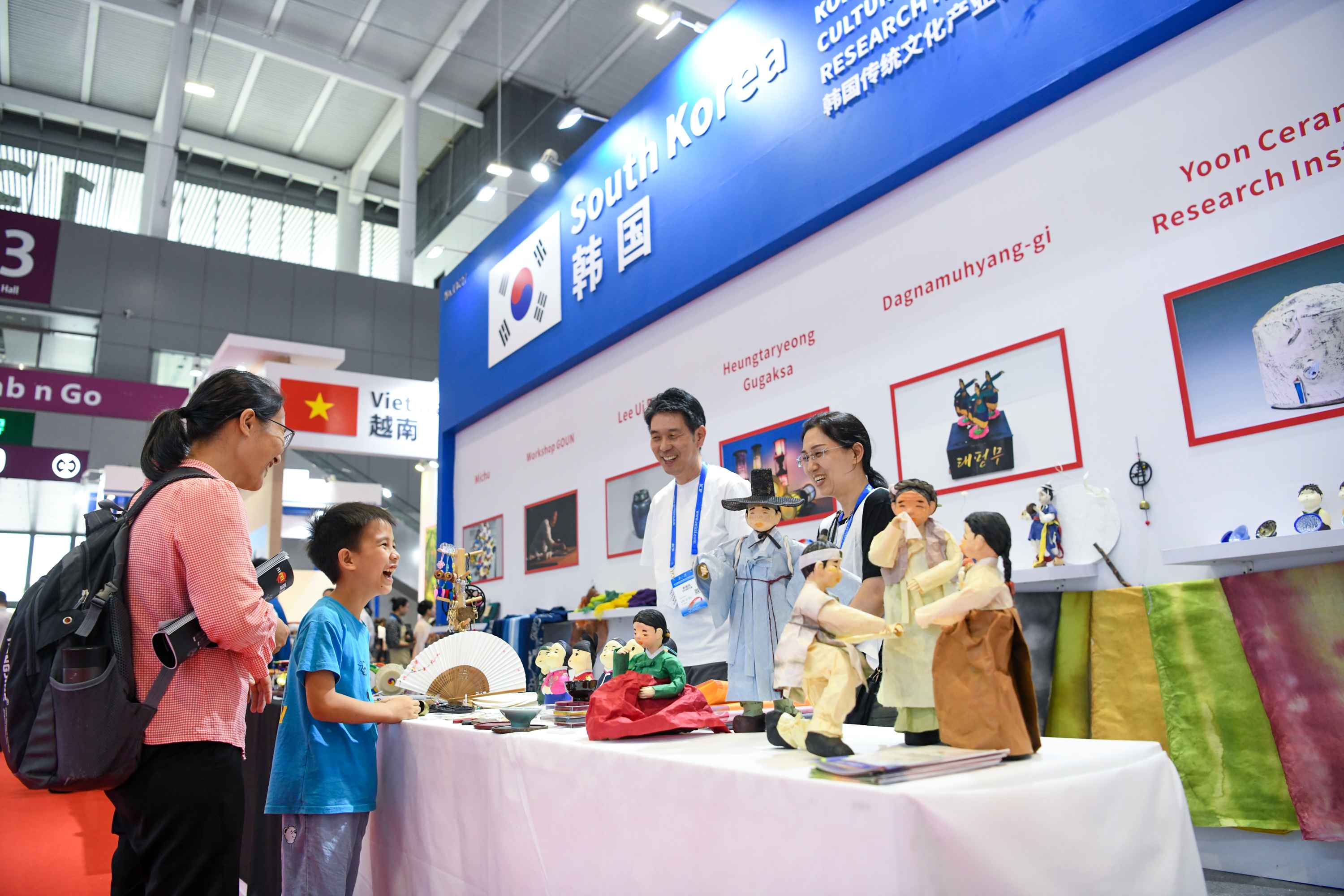 Blooming the Splendor of Cultural Confidence and Self Strengthening in the Era - A Frontline Observation of Nationalities | Culture | Self Strengthening from the "First Exhibition of Chinese Culture"