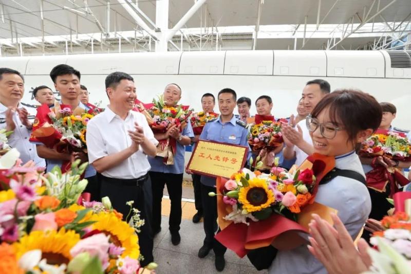 Zhao Yang, who shouted to passengers, was promoted. K396 times, the collective of heroes fighting against water disasters won 10000 yuan each. The collective | Group Company | Water Disaster