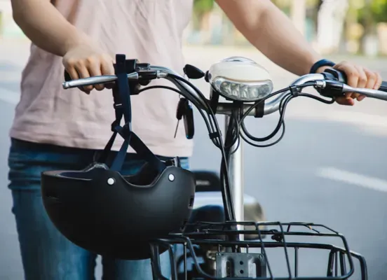 Illegal profit-making methods have been exposed. Shanghai police have cracked 16 criminal cases involving the production and sale of counterfeit electric bicycles this year.
