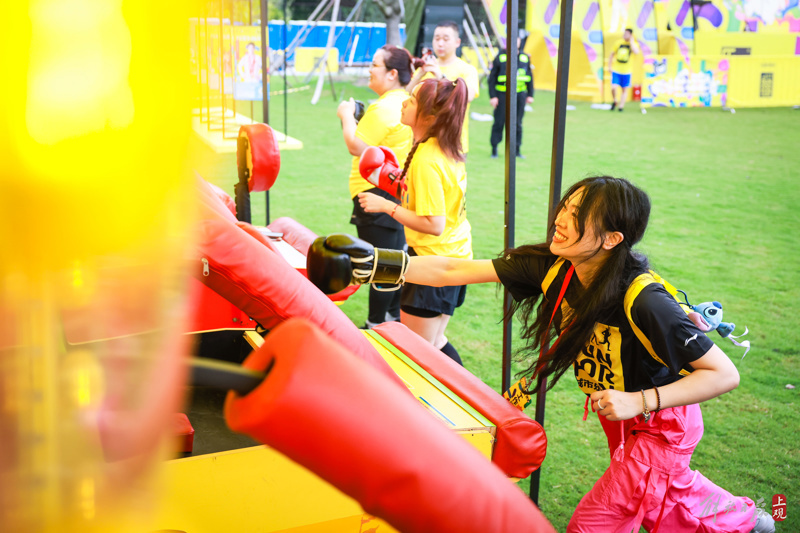 A wave of healthy living swept up, with over 3000 runners gathered at the Shanghai World Expo Cultural Park