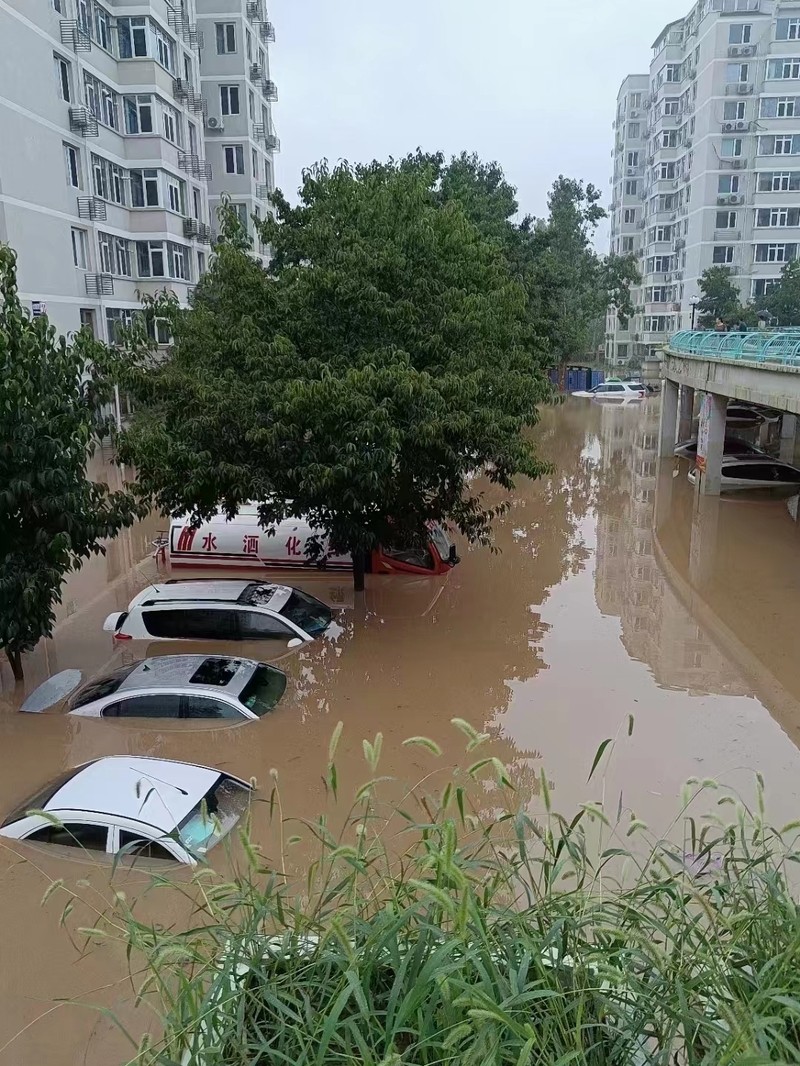 The reporter verified that the masses in the trapped buildings were rescued, the railway stranded passengers were transferred, and the "rescue document" of the Beijing Tianjin Hebei rainstorm reappeared trapped | document | reporter