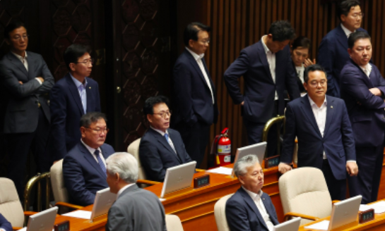 They collectively resigned! The National Assembly staged a vote on confrontation, and the South Korean National Assembly agreed to arrest Lee Jae myung