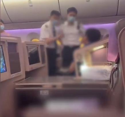 Many people on the plane shouted "Get off!"! A male passenger was denied boarding by the captain | flight | passenger