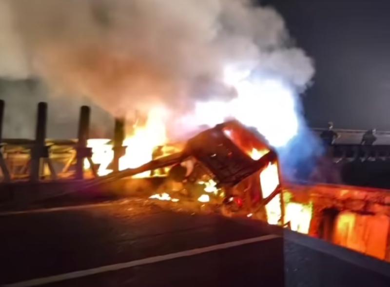 Two cars crashed into a gap and caught fire, the reason is announced! The high-speed bridge suddenly collapsed in Dazhou | Bridge deck | Key