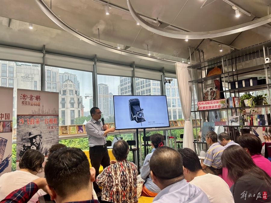 The "Old Book Market" by the Suzhou River has opened, and the rainy weather does not stop the enthusiasm of Shanghai people to search for books