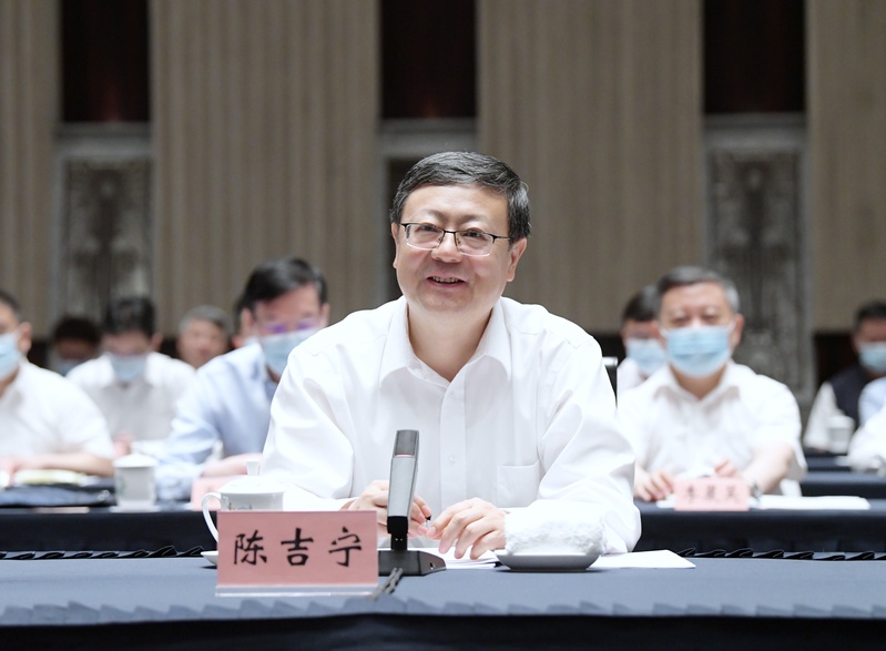 To discuss the cooperation and exchange plan between the two regions, Chen Jining, Gong Zheng, and Xu Qin, Liang Huiling led the Heilongjiang Provincial Party and Government Delegation to discuss the national strategy delegation