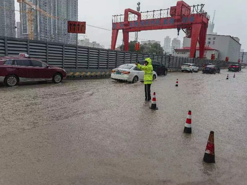 下班开车注意安全！,上海部分路段已积水,晚高峰遇暴雨信号。记者|路段|晚高峰