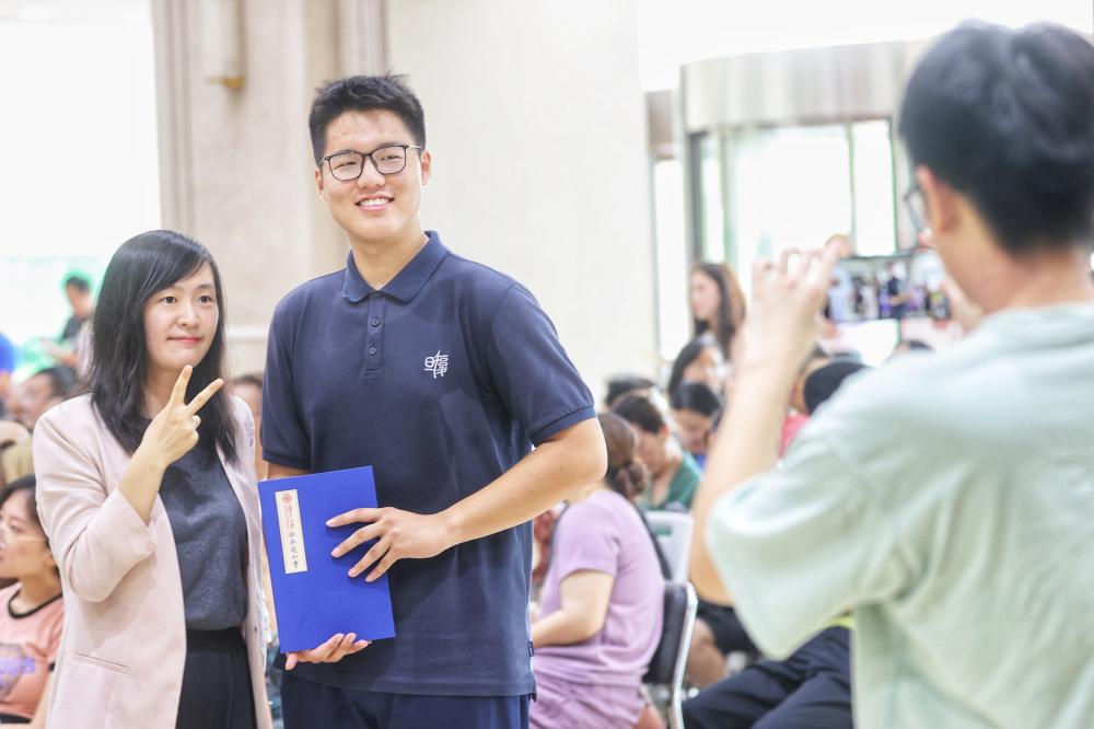 Principal Jin Li's Message: Be an "Excellent and Interesting" Person, 118 Undergraduate New Students Come to Fudan to Receive Admission Notices New Students | Admission Notices | Fudan