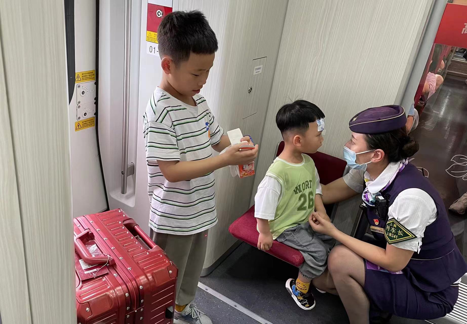 Facing the "bear child": This summer, high-speed train attendants are in a dilemma between "over reminding" and "sitting and ignoring". Car | Parents | High speed train attendants