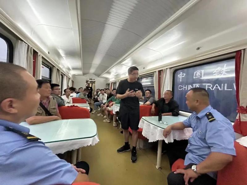 This associate professor from the university is also in the car! More details, On the side of the train that has been stranded for 72 hours | Rescue | Details