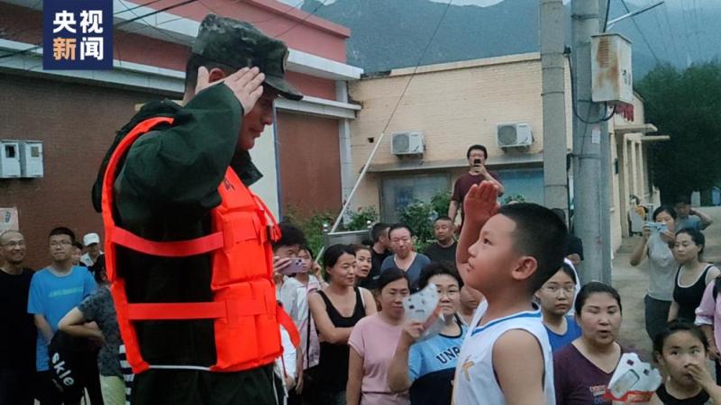 送你！”,我只有一瓶风油精了,“叔叔徒步|乘客|风油精