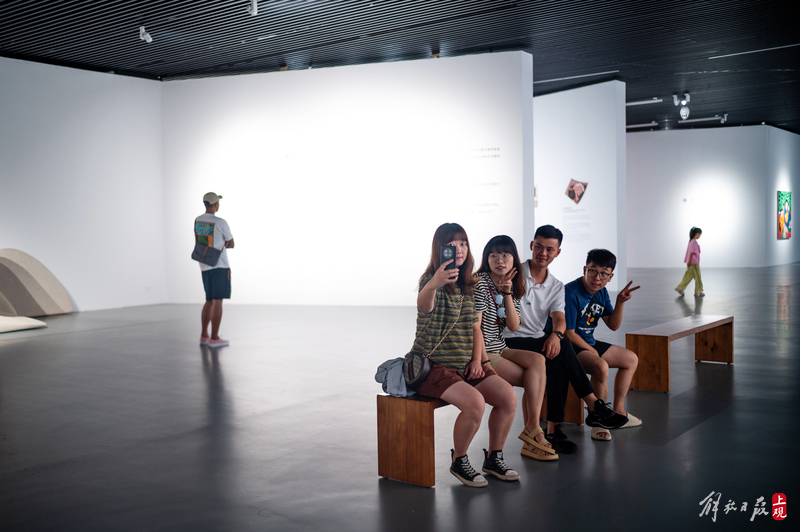 The "Yellow Duck" is enjoying a cool summer with the children at the art museum, and the summer vacation season is coming. The art museum | People | Coolness