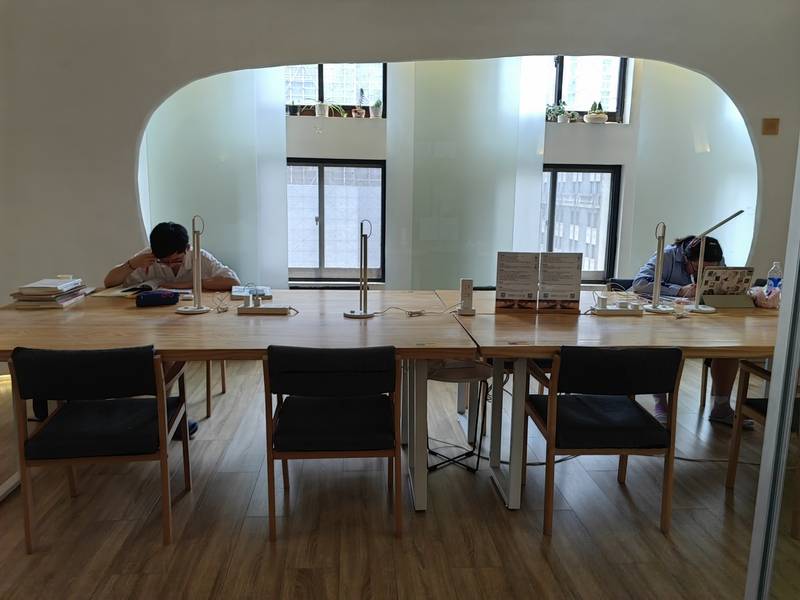 你会付费买安静吗?这种新型的“陪伴空间”在上海特别受年轻人欢迎光景。研习室|场馆|上海