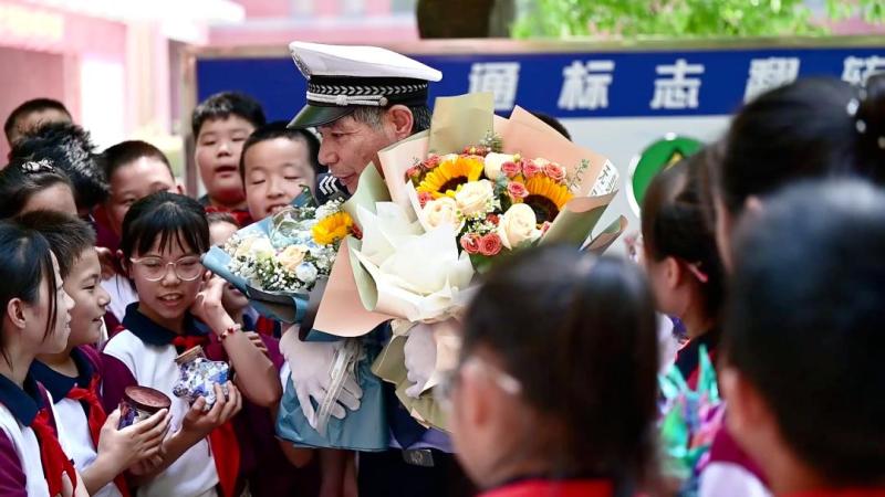 On the graduation photo, he appeared in the circle in position C!, Never absent from auxiliary police in 17 years | child | out of the circle