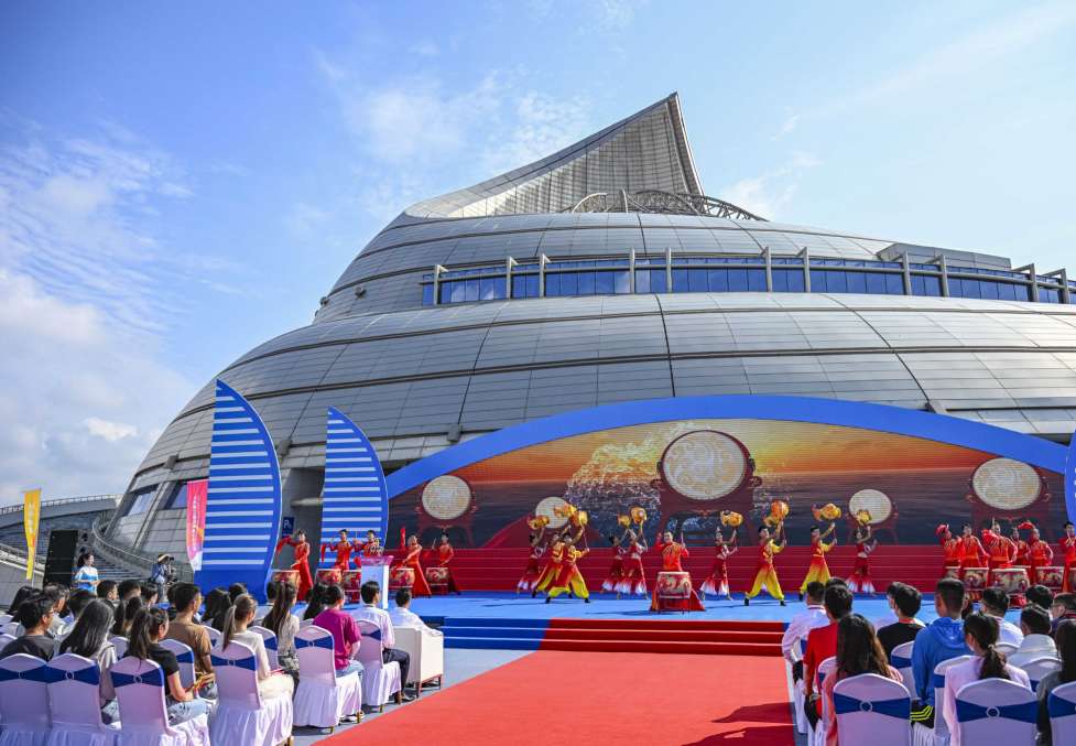 Looking at the Asian Games Torch Relay in Zhejiang | "Fireworks"\