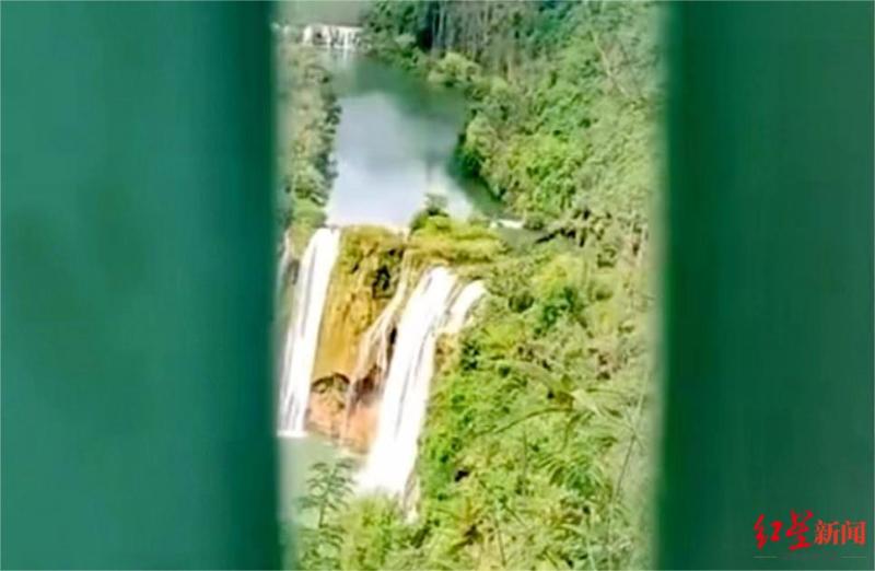 Fencing is for the safety of tourists, and the fence at the edge of the Jiulong Waterfall Group Road in Yunnan blocks the scenery! Scenic Area: Closed management and allocation of resources and fences since its development