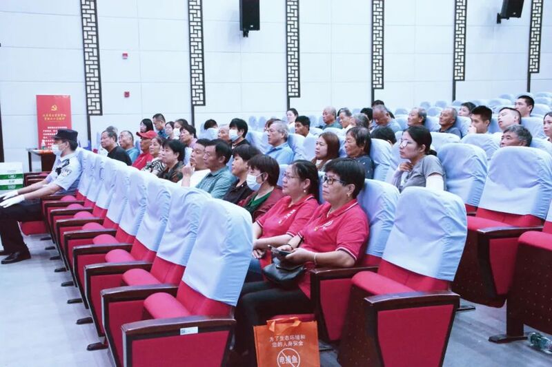 The Chongming Court team helps clear the water and green the banks, often dealing with rice and corn in their work, carrying the national emblem to the village for court sessions. Resources | Environment | Chongming Court