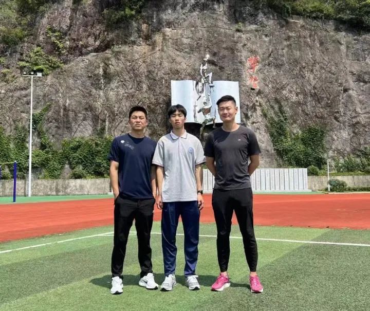 A high school boy from Zhejiang runs into Tsinghua University! Goal: Run 100 meters in 10 seconds Student | Coach | Running