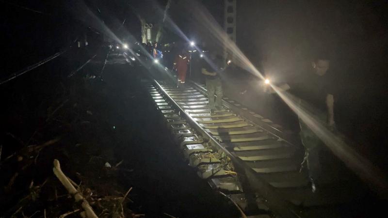 Xinhua Perspective | For the Safety of Every Passenger - Three Trains on the Fengsha Line: A Review of the Wind and Rain Time Z180 | Train | Crew