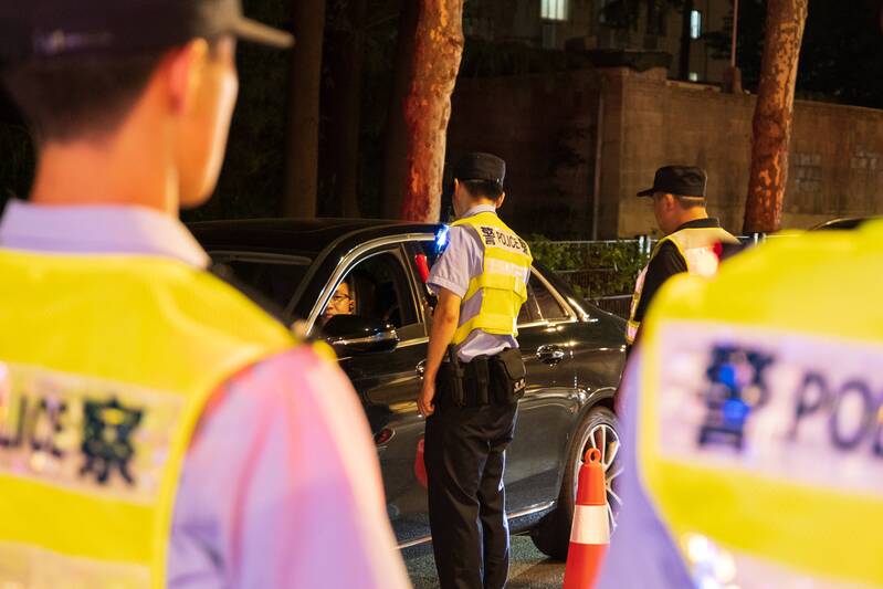 7月以来全市报警类警情同比下降近三成,上海持续开展夏季治安打击整治行动涉案|公安机关|全市