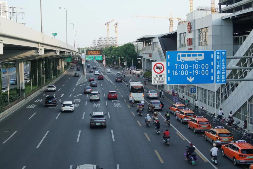 Bus lanes are relatively idle, on-site visits: Shanghai Tailu Baoyang Road is congested during morning and evening rush hours, while the peak hours | society | bus lanes