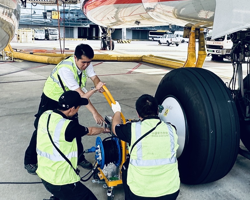 China Eastern Airlines maintenance staff welcome the "peak" battle "summer", with over 3000 daily summer flights reaching a new high this year. Base | Passengers | Flights