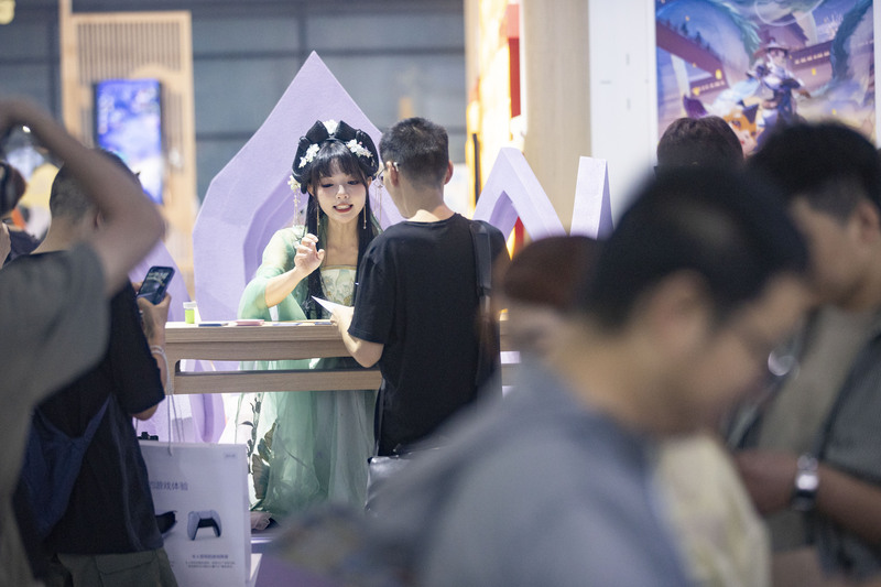 Someone came specifically to ask for her signature, and on Chinajoy, they ran into a beautiful doctor named Zhang Xinyu who was rescuing people. | Card | Saving People