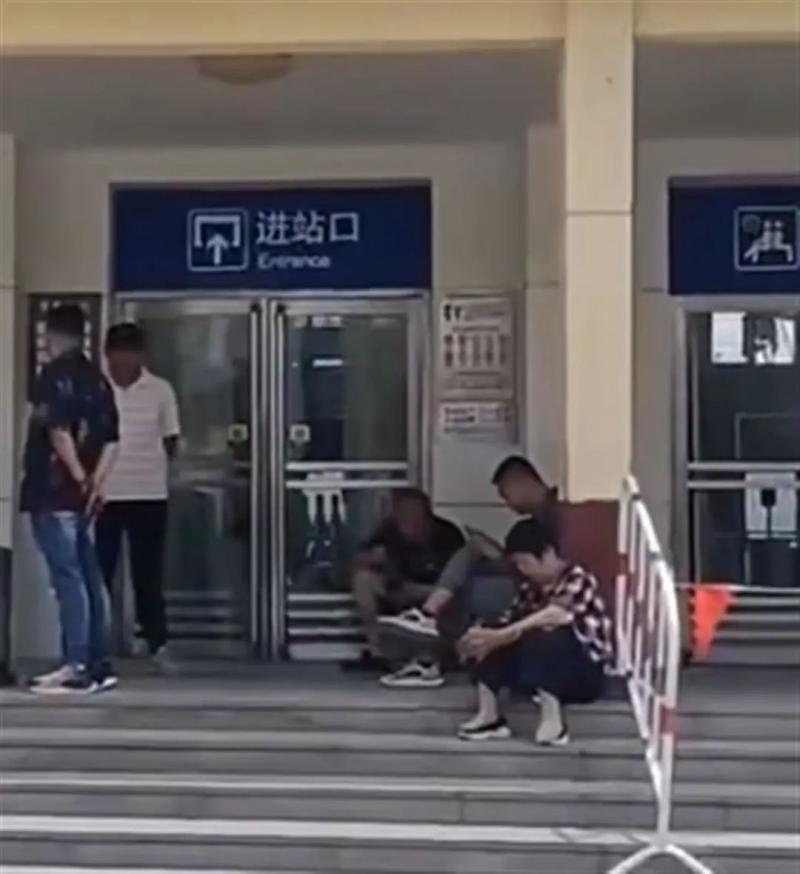 Passengers waiting in high temperatures of 40 ℃? Official: Adjusted, one train station locked at noon, etc. Video | Passengers | High Temperature