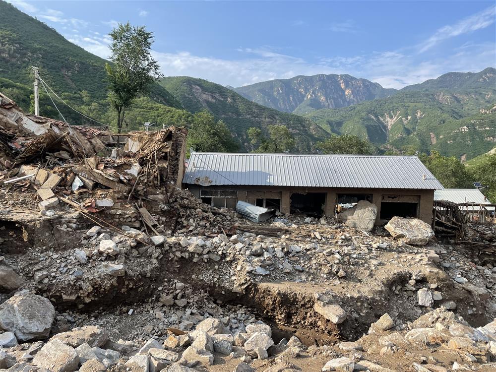 The family seeker climbed a cliff with bare hands and returned to the village, but lost their loved ones and passed away. Rescue efforts were difficult to reach the village of Laishui: 4 days after the mudslide, Tangjiazhuang Village, Zhaogezhuang Town, Laishui County, Hebei Province | Gao Yan | Family members