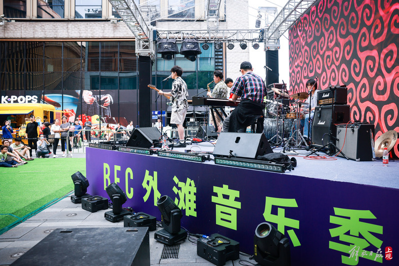 People enjoy the Dragon Boat Festival holiday with parent-child time and rhythmic music, and the May 5th Shopping Festival is full of popularity in shopping malls. Music | The Bund | Popularity